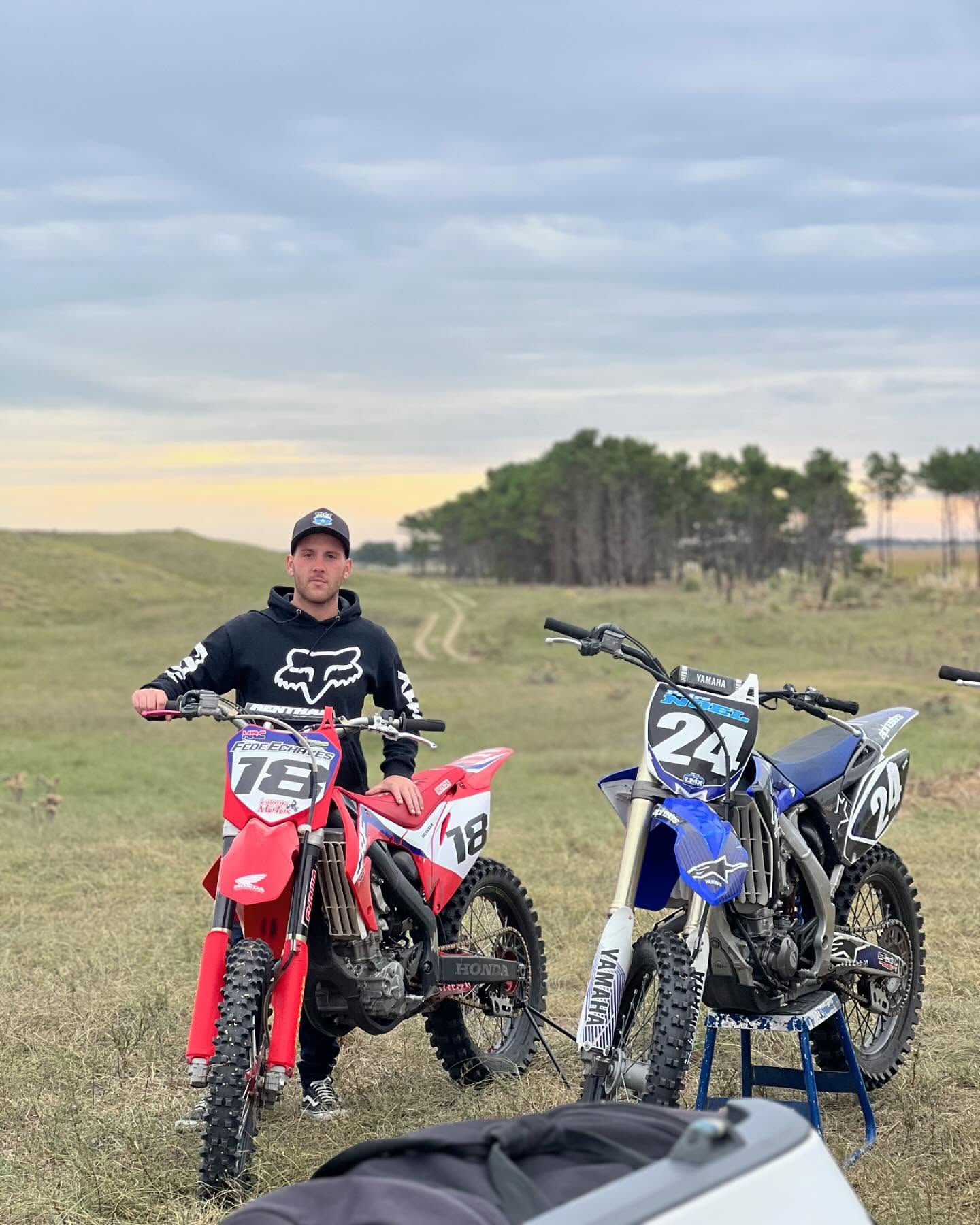 Dueño de LagunaMotos corriendo motocross